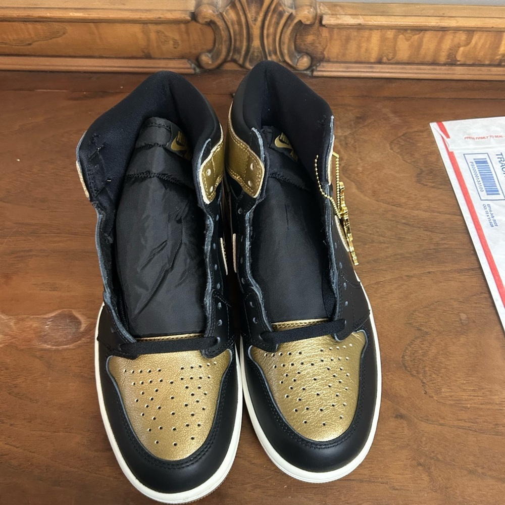 NIB Men’s Nike Air Jordan 1 High Black and Gold Sneakers, Size 8.5 - Picture 6 of 7